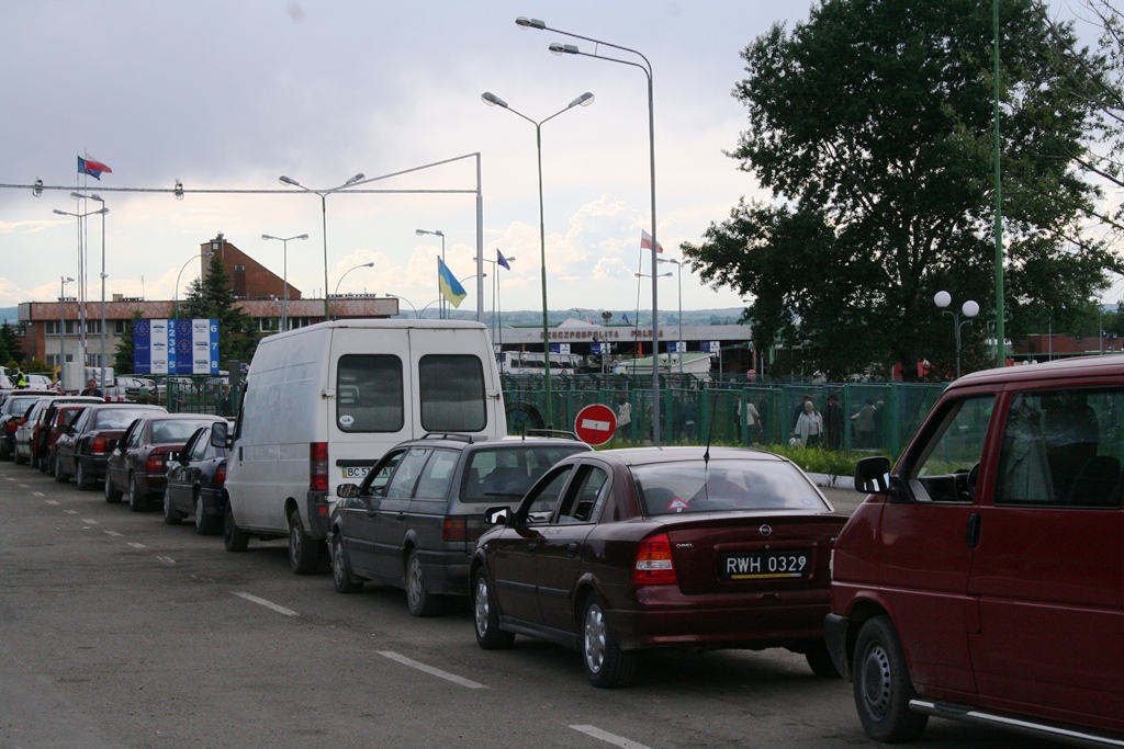 Згідно з цим Законом, кожен українець протягом одного календарного року може завести в нашу країну і розмитнити за пільговим акцизом один легковий автомобіль не старше 2010 року випуску