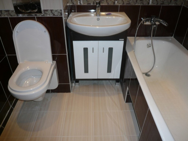 Якщо площа ванної кімнати маленька, то варто відмовитися від використання дзеркальних стель, вони тільки зменшать простір