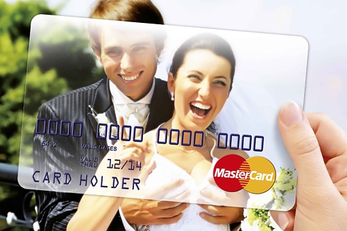 Альфа-Банк пропонує карти «Моя Альфа», які випускаються в двох платіжних системах: MasterCard PhotoCard Standard і Visa PhotoCard Classic