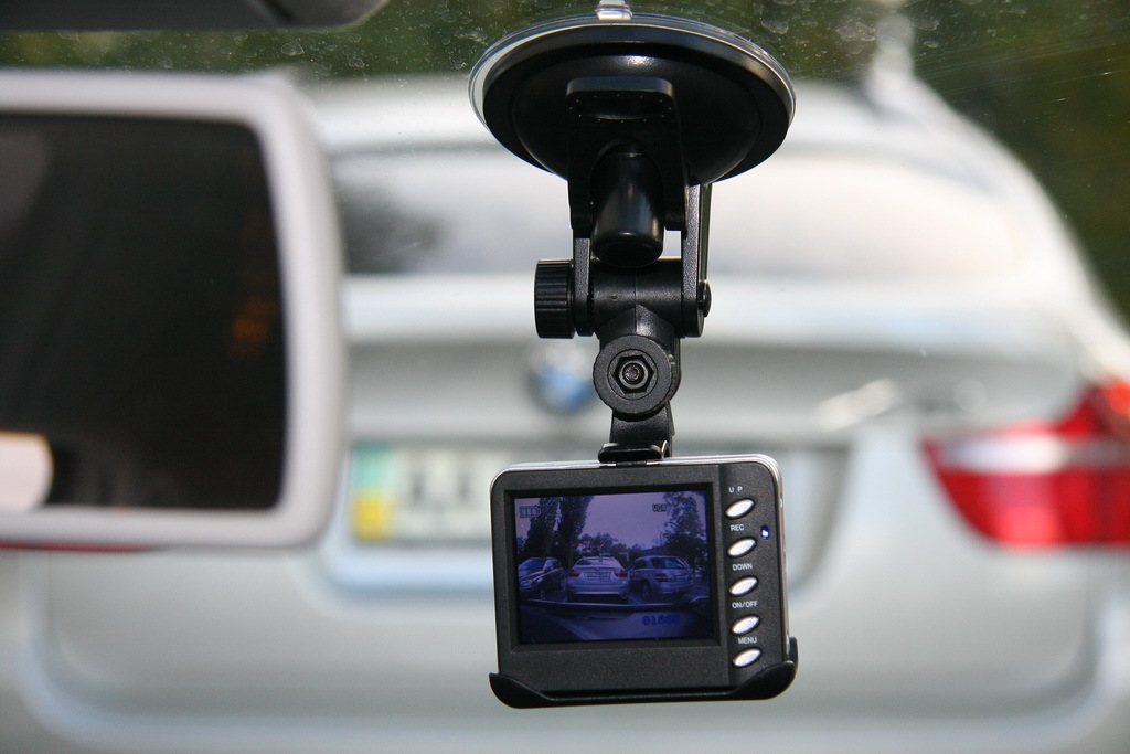 Нагадаємо, що перший проект закону (N2940) встановлює кримінальну відповідальність за незаконне відеоспостереження, а другий (N2965) - передбачає обов'язкову установку і використання відеореєстраторів в автомобілях