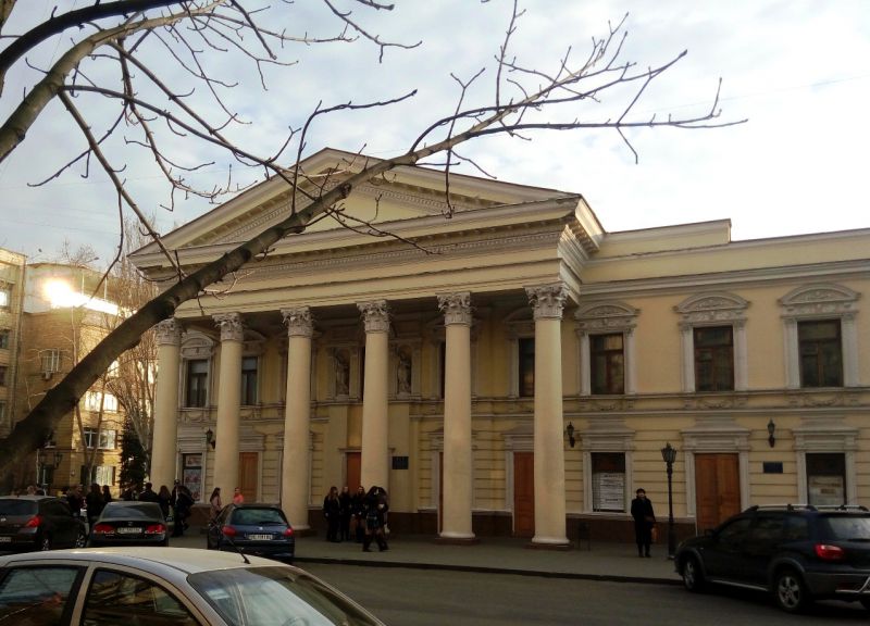 це   Миколаївський академічний російський драматичний театр   (Раніше він називався театр Шеффера, по імені власника)