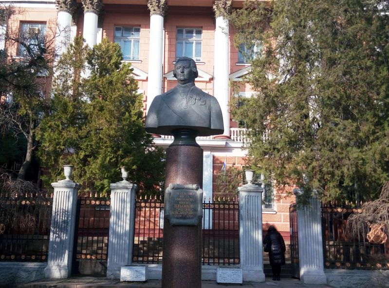 Перед входом встановлено   бюст Григорію Потьомкіну   - засновнику Миколаєва, який втілив в життя проект будівництва судноверфей і флоту для Катерини ІІ