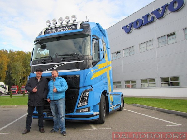 Примітно, що саме напередодні придбання Volvo FH Viking, Володимир продав свій перший Volvo FH, куплений в 2006 році і підготував собі чудовий подарунок у вигляді нового автомобіля в флагманському виконанні