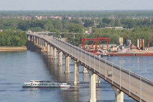 Автомобільний міст через Волгу у Волгограді, іноді іменований «Танцюючий міст», входить в комплекс міських автодорожніх споруд мостового переходу і є одним з ключових об'єктів програми комплексного розвитку Волгоградського транспортного вузла