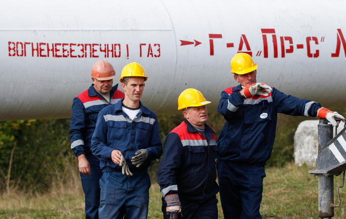 Газпром має заплатити за недостатні обсяги транзиту   Навчальна пожежна тривога на транзитної газової станції на Україні   Фото: epa / vostock-photo   Москва