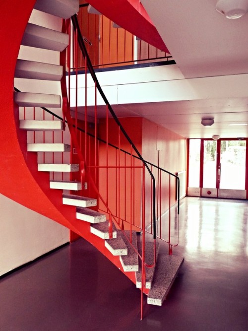 Жителі вважають, що гвинтові сходи менш зручні: зокрема, вони створюють складнощі для колясок, та й просто пішки по таких сходах спуститися трохи складніше