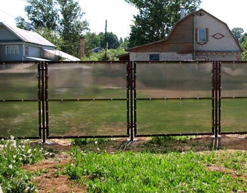 Якщо вид сусідньої ділянки залишає бажати кращого, та й самому бути на загальному огляді не особливо хочеться, можна поставити паркан з полікарбонату
