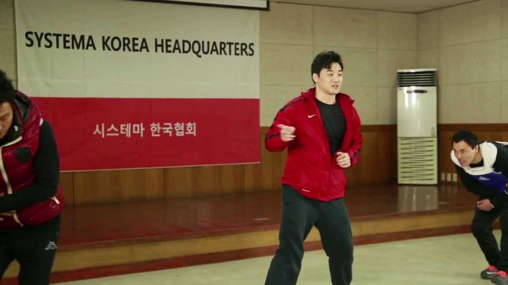 Південнокорейський інструктор DK Yoo створив свою бойову систему, яка поєднує в собі цілих 15 бойових мистецтв