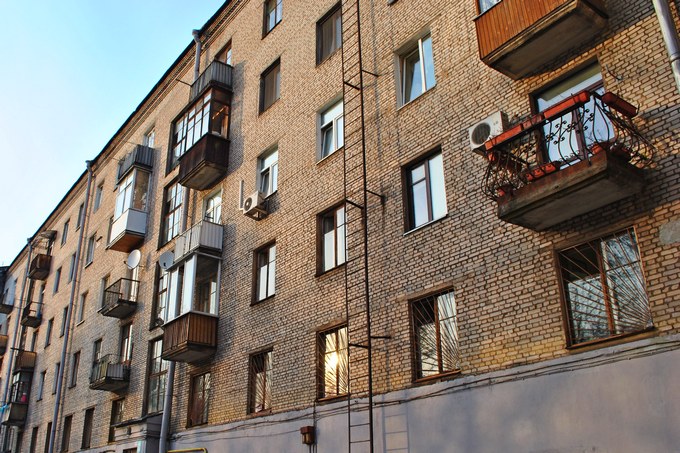 Хоча в більшості оглядів ринку нерухомості Риги, які готують латвійські компанії, середні ціни на серійні квартири не перевищують € 750 за кв