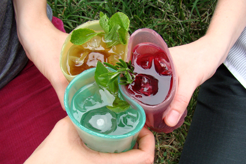 На відміну від звичайних пластикових пляшок і склянок, склянки із агар-агар не шкодять і не забруднюють грунт: вони швидко розкладаються і стають добривом для мікроорганізмів