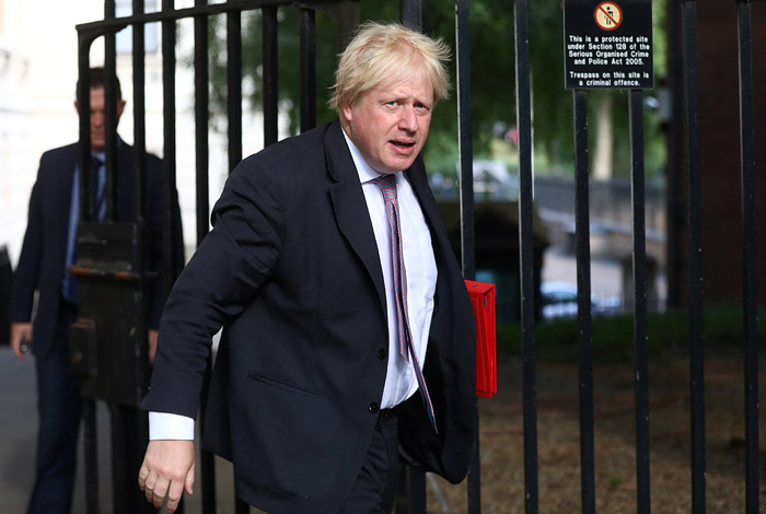 Менше доби тому на тлі суперечок в кабміні за процедурою виходу країни з ЄС свій пост покинув міністр по Brexit Девід Девіс   Борис Джонсон   Фото: Reuters   Москва