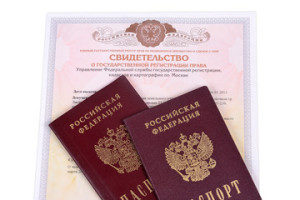 В першу чергу, безумовно, у людини повинен бути в наявності паспорт, ну і, звичайно ж, розписку про прийом документів