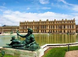 Королівський містечко Версаль, розташований в 20 кілометрах на північний захід від Парижа - це величезний Версальський палац, зведений Людовіком XIV і став одним з найбільш відвідуваних туристичних місць Франції