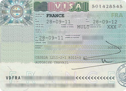Перебуваючи у Франції на приватне запрошення або в якості туриста, іноземці не мають права на працевлаштування