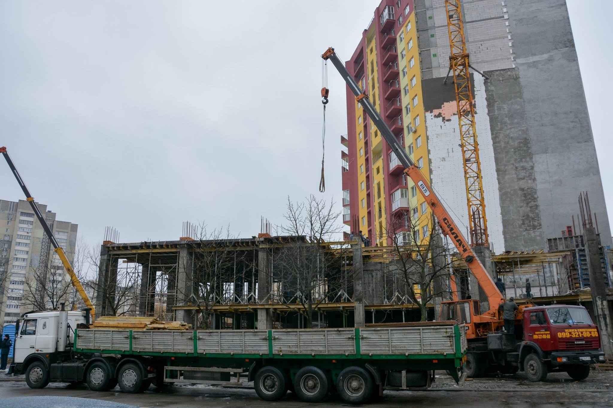 25 грудня влада Києва почали демонтаж незаконного будівництва, яке розпочалося фактично у дворі школи