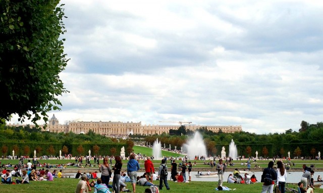 ), Який курсує між Версалем (зупинка Chateau de Versailles) і станцією Pont de Servres (розташованої у однойменній кінцевої зупинки паризького метро)