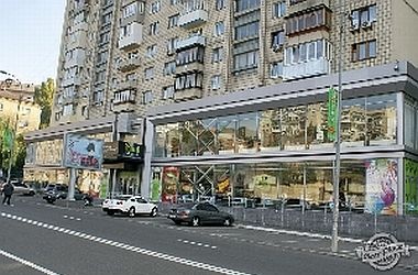 22 квітня 2013, 15:03 Переглядів:   Закон не писаний   Нижній поверх будинку по вул Мечникова, 18 нині займає винний супермаркет