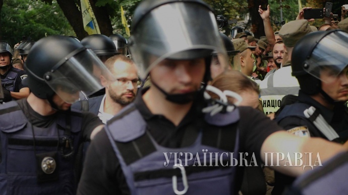 У центрі Києва позашляховик народного депутата Павла Пинзеника наїхав на одного з учасників акції власників машин на євро номерах, які блокували проїзд біля Верховної Ради