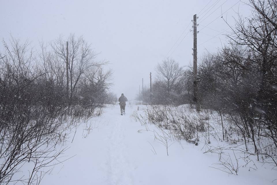 У доповіді організації відзначають регулярні перестрілки, які відбуваються на Донбасі, що є порушенням Мінських угод про припинення вогню, укладених в лютому 2015 року
