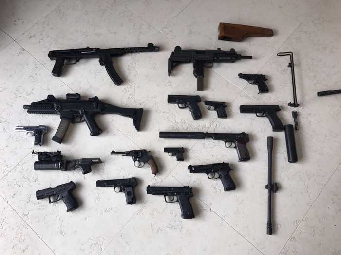У Мережі продають вилучені на обшуках макети   Жертвами нової схеми силовиків стають колекціонери макетів зброї по всій країні