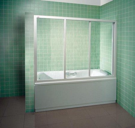 Шторку для ванної витончено замінюється на скло, як в душовій кабіні